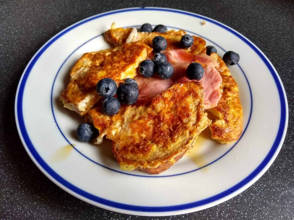 Slimming World Pancakes with bacon, maple syrup and blueberries