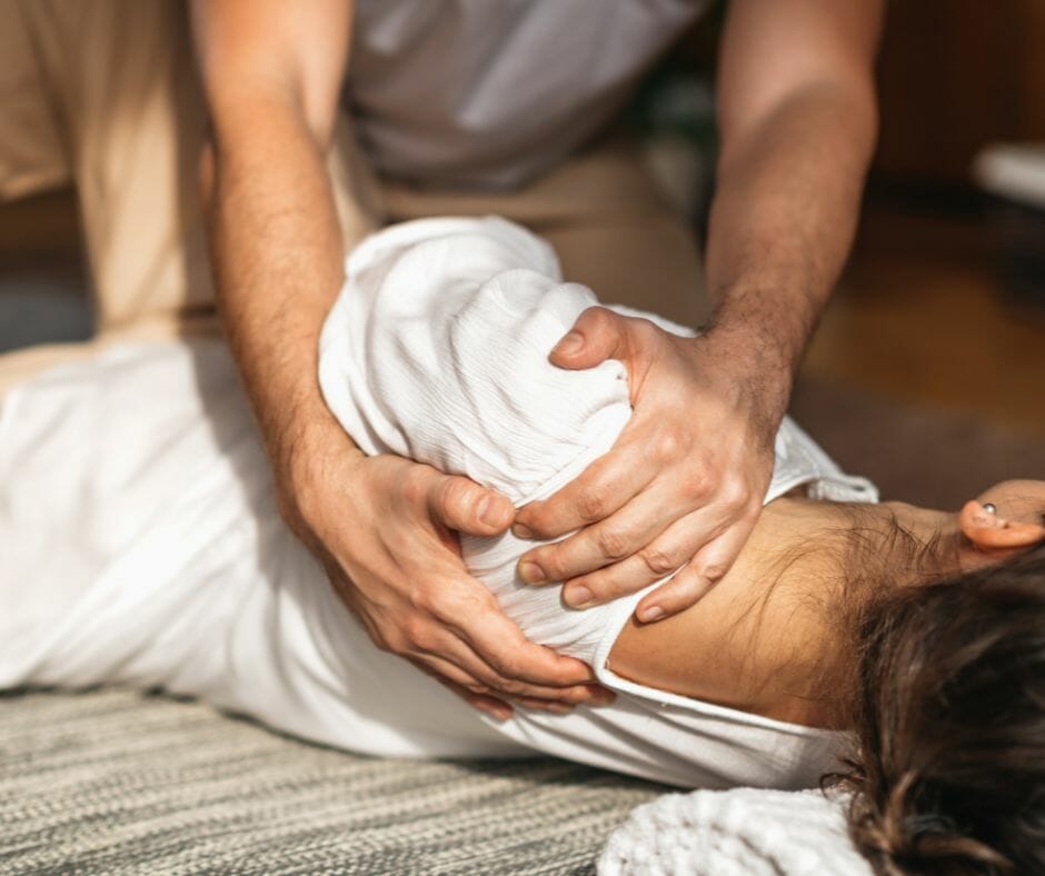 How much does a frozen shoulder hurt?